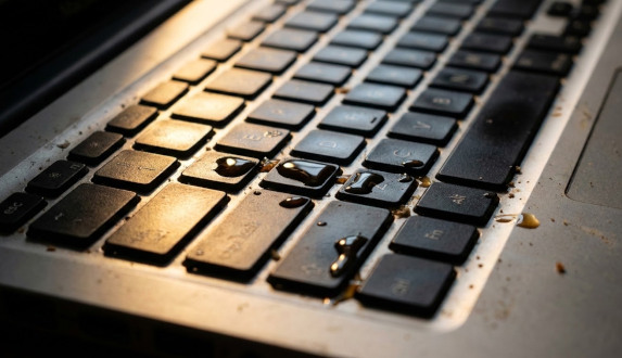 Jak wymienić klawiaturę w laptopie? Instrukcja od zakupów po montaż